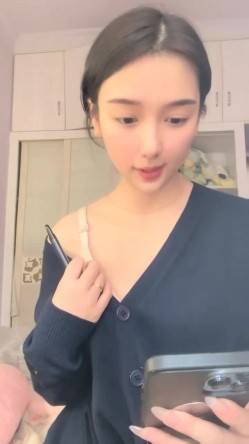 明星脸，几万粉丝的小网红【偷走一头猪】清秀女神~长腿骚舞~道具黑牛~逼会下蛋，走在街上回头率肯定高！~撸管佳作 截图10