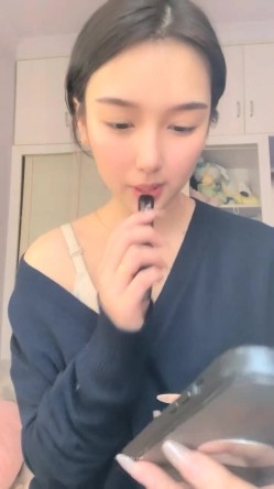 明星脸，几万粉丝的小网红【偷走一头猪】清秀女神~长腿骚舞~道具黑牛~逼会下蛋，走在街上回头率肯定高！~撸管佳作 截图11