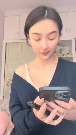 明星脸，几万粉丝的小网红【偷走一头猪】清秀女神~长腿骚舞~道具黑牛~逼会下蛋，走在街上回头率肯定高！~撸管佳作 截图12