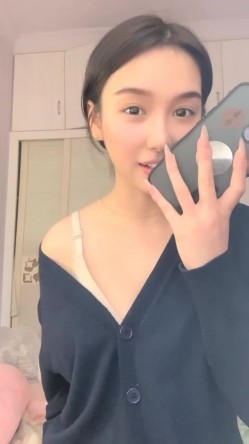 明星脸，几万粉丝的小网红【偷走一头猪】清秀女神~长腿骚舞~道具黑牛~逼会下蛋，走在街上回头率肯定高！~撸管佳作 截图13
