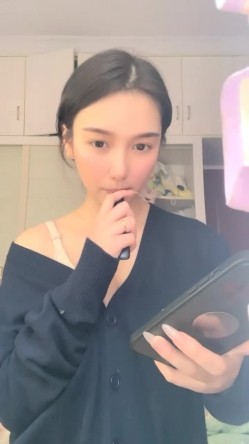 明星脸，几万粉丝的小网红【偷走一头猪】清秀女神~长腿骚舞~道具黑牛~逼会下蛋，走在街上回头率肯定高！~撸管佳作 截图14