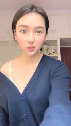 明星脸，几万粉丝的小网红【偷走一头猪】清秀女神~长腿骚舞~道具黑牛~逼会下蛋，走在街上回头率肯定高！~撸管佳作 截图15