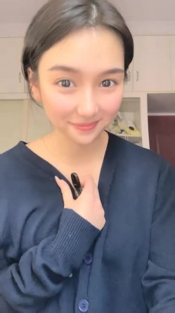 明星脸，几万粉丝的小网红【偷走一头猪】清秀女神~长腿骚舞~道具黑牛~逼会下蛋，走在街上回头率肯定高！~撸管佳作 截图16