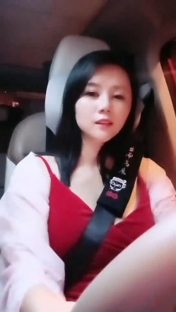 【雪儿老师】巨乳奶滴滴女司机开滴滴不为赚钱只为男人一边直播一边勾引醉酒乘客服务一流专门喂乘客壮阳药 截图2