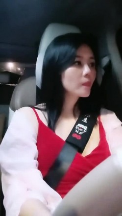 【雪儿老师】巨乳奶滴滴女司机开滴滴不为赚钱只为男人一边直播一边勾引醉酒乘客服务一流专门喂乘客壮阳药 截图3