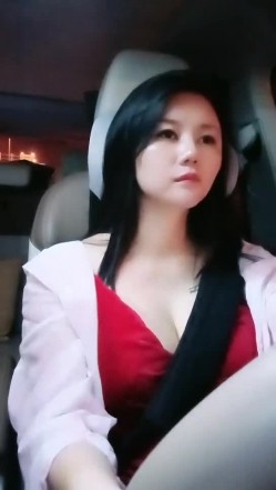 【雪儿老师】巨乳奶滴滴女司机开滴滴不为赚钱只为男人一边直播一边勾引醉酒乘客服务一流专门喂乘客壮阳药 截图5