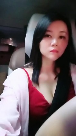 【雪儿老师】巨乳奶滴滴女司机开滴滴不为赚钱只为男人一边直播一边勾引醉酒乘客服务一流专门喂乘客壮阳药 截图6