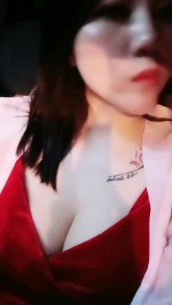 【雪儿老师】巨乳奶滴滴女司机开滴滴不为赚钱只为男人一边直播一边勾引醉酒乘客服务一流专门喂乘客壮阳药 截图9
