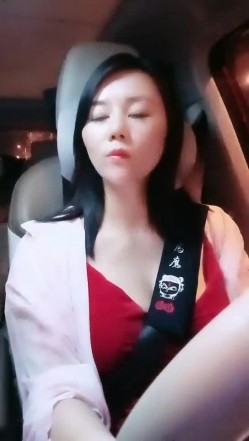 【雪儿老师】巨乳奶滴滴女司机开滴滴不为赚钱只为男人一边直播一边勾引醉酒乘客服务一流专门喂乘客壮阳药 截图10