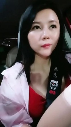 【雪儿老师】巨乳奶滴滴女司机开滴滴不为赚钱只为男人一边直播一边勾引醉酒乘客服务一流专门喂乘客壮阳药 截图11