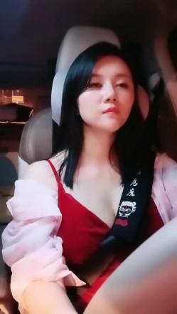 【雪儿老师】巨乳奶滴滴女司机开滴滴不为赚钱只为男人一边直播一边勾引醉酒乘客服务一流专门喂乘客壮阳药 截图13