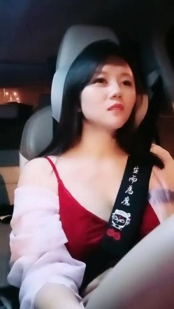 【雪儿老师】巨乳奶滴滴女司机开滴滴不为赚钱只为男人一边直播一边勾引醉酒乘客服务一流专门喂乘客壮阳药 截图15