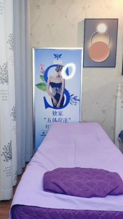 按摩店勾搭制服丝袜女技师，撸着鸡巴给她老公打电话，深喉口交主动上位抽插还跟她老公打着电话真骚暴力抽插 截图1