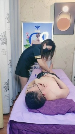 按摩店勾搭制服丝袜女技师，撸着鸡巴给她老公打电话，深喉口交主动上位抽插还跟她老公打着电话真骚暴力抽插 截图2