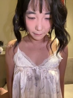 ️极品反差甜妹【lucy2027】表情非常可爱的学生妹趁着没人在教室和厕所自慰 截图9