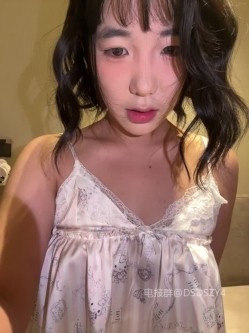️极品反差甜妹【lucy2027】表情非常可爱的学生妹趁着没人在教室和厕所自慰 截图10