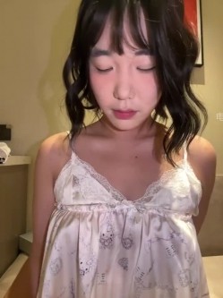 ️极品反差甜妹【lucy2027】表情非常可爱的学生妹趁着没人在教室和厕所自慰 截图14