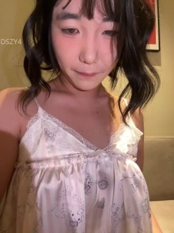 ️极品反差甜妹【lucy2027】表情非常可爱的学生妹趁着没人在教室和厕所自慰 截图16