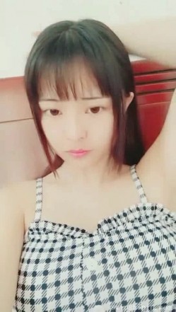 大眼睛超级小可爱 还有那一对挺坚的巨乳 童颜巨乳的完美化身 身材丰满又紧凑的 没有哪个宅男不贪恋她的身体 截图1