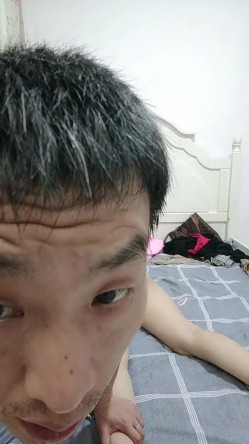 寂寞表姐快把大哥榨干了，撅着屁股让大哥用道具玩弄骚穴浪叫呻吟，露脸激情女上位无套抽插后入，射了一逼 截图10