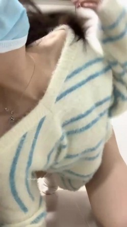 推特极限露出骚母狗【兔子】福利，厚重阴毛大阴蒂，满身淫字全裸户外，勇闯男厕紫薇潮喷 截图4