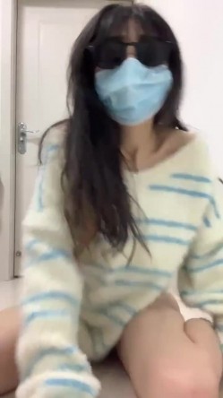 推特极限露出骚母狗【兔子】福利，厚重阴毛大阴蒂，满身淫字全裸户外，勇闯男厕紫薇潮喷 截图5