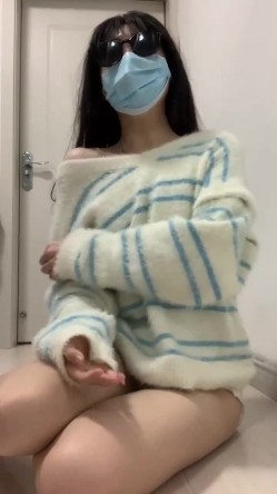 推特极限露出骚母狗【兔子】福利，厚重阴毛大阴蒂，满身淫字全裸户外，勇闯男厕紫薇潮喷 截图9
