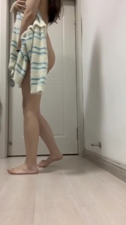 推特极限露出骚母狗【兔子】福利，厚重阴毛大阴蒂，满身淫字全裸户外，勇闯男厕紫薇潮喷 截图16