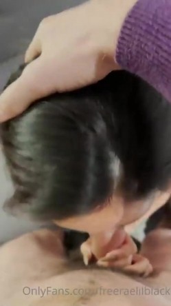 漂亮大奶美女 舔脚吃鸡深喉 妹子特别爱笑 表情很可爱 被大肉棒后入无套输出 截图10
