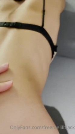 漂亮大奶美女 舔脚吃鸡深喉 妹子特别爱笑 表情很可爱 被大肉棒后入无套输出 截图13