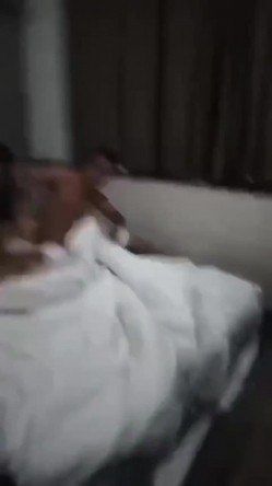 捉奸现场 我穿衣服 不给穿 愿意看是吗 面对一房间男人和老妈也豪放 不穿就不穿 老妈气的要昏过去 截图2