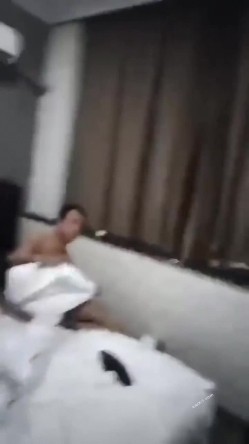 捉奸现场 我穿衣服 不给穿 愿意看是吗 面对一房间男人和老妈也豪放 不穿就不穿 老妈气的要昏过去 截图3