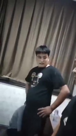 捉奸现场 我穿衣服 不给穿 愿意看是吗 面对一房间男人和老妈也豪放 不穿就不穿 老妈气的要昏过去 截图7
