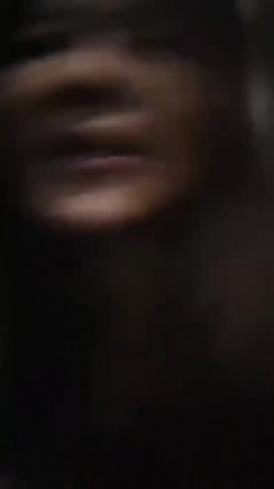 捉奸现场 我穿衣服 不给穿 愿意看是吗 面对一房间男人和老妈也豪放 不穿就不穿 老妈气的要昏过去 截图8