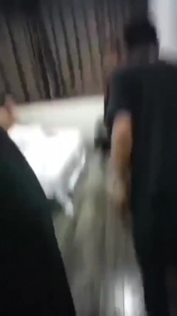 捉奸现场 我穿衣服 不给穿 愿意看是吗 面对一房间男人和老妈也豪放 不穿就不穿 老妈气的要昏过去 截图9