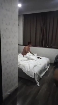 捉奸现场 我穿衣服 不给穿 愿意看是吗 面对一房间男人和老妈也豪放 不穿就不穿 老妈气的要昏过去 截图10