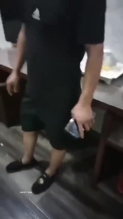 捉奸现场 我穿衣服 不给穿 愿意看是吗 面对一房间男人和老妈也豪放 不穿就不穿 老妈气的要昏过去 截图15