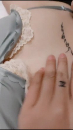 极品巨乳女神 颜值耐打 冲击炮自慰 裸舞诱惑 后入大屁股 逼型好好看，做爱床上特别骚 截图16