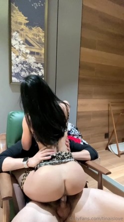 顶级网红御姐『Tinaislove』下海沦为财阀母狗 各种角度露脸展示 情趣制服各种姿势3p猛干 截图12