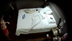 天眼酒店高清偷拍连续几天入住的奇葩小情侣整天裸睡不啪啪只会对着平板跳操 截图7