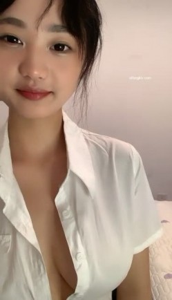 【最美大学校花女神下海 声音超甜美】青春靓丽绝世美乳G奶~一双绝世美乳又大又圆，一只手都抓不住，极品尤物 截图6