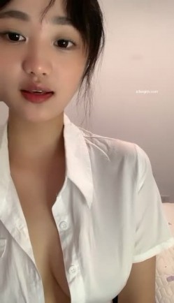 【最美大学校花女神下海 声音超甜美】青春靓丽绝世美乳G奶~一双绝世美乳又大又圆，一只手都抓不住，极品尤物 截图7