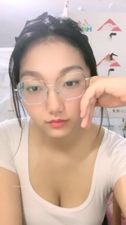 风骚巨乳眼镜娘大学校园直播 看上去呆呆的没想到脱掉眼镜超漂亮 一对大奶子更是极品中的极品 截图1