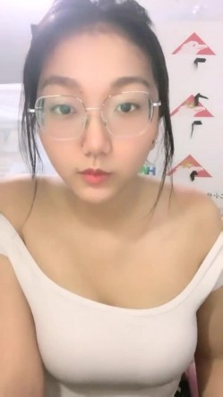 风骚巨乳眼镜娘大学校园直播 看上去呆呆的没想到脱掉眼镜超漂亮 一对大奶子更是极品中的极品 截图2