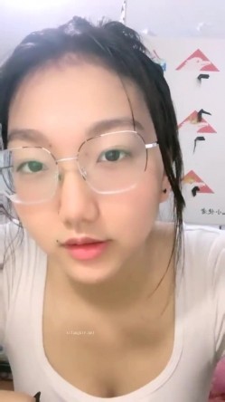 风骚巨乳眼镜娘大学校园直播 看上去呆呆的没想到脱掉眼镜超漂亮 一对大奶子更是极品中的极品 截图4