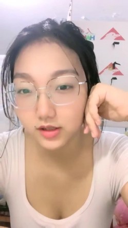 风骚巨乳眼镜娘大学校园直播 看上去呆呆的没想到脱掉眼镜超漂亮 一对大奶子更是极品中的极品 截图5