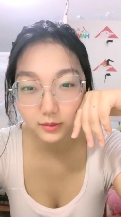 风骚巨乳眼镜娘大学校园直播 看上去呆呆的没想到脱掉眼镜超漂亮 一对大奶子更是极品中的极品 截图6