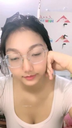 风骚巨乳眼镜娘大学校园直播 看上去呆呆的没想到脱掉眼镜超漂亮 一对大奶子更是极品中的极品 截图7