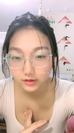 风骚巨乳眼镜娘大学校园直播 看上去呆呆的没想到脱掉眼镜超漂亮 一对大奶子更是极品中的极品 截图8