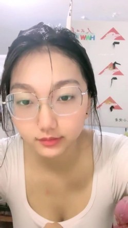 风骚巨乳眼镜娘大学校园直播 看上去呆呆的没想到脱掉眼镜超漂亮 一对大奶子更是极品中的极品 截图9